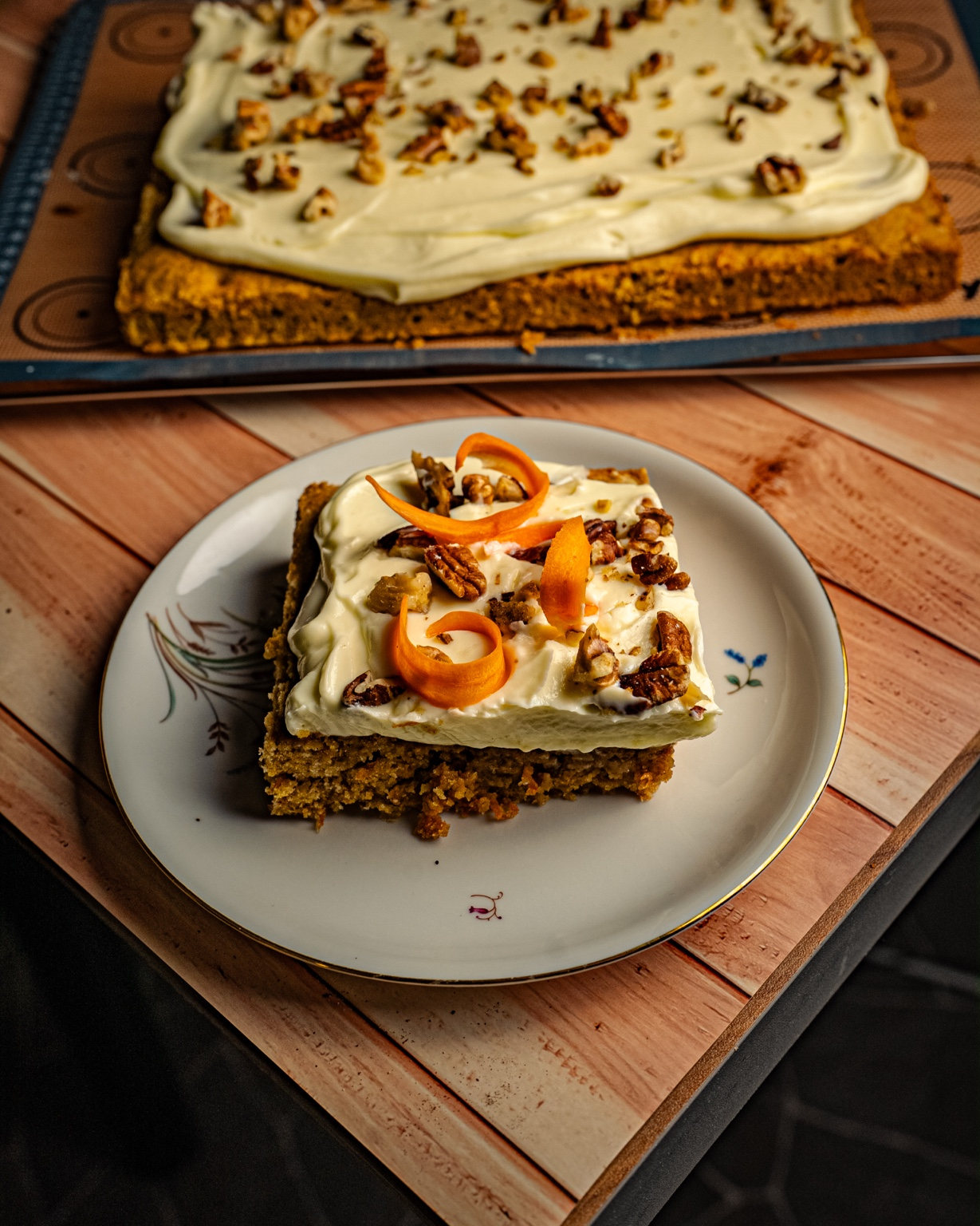 Karottenkuchen mit Creme und Walnüssen