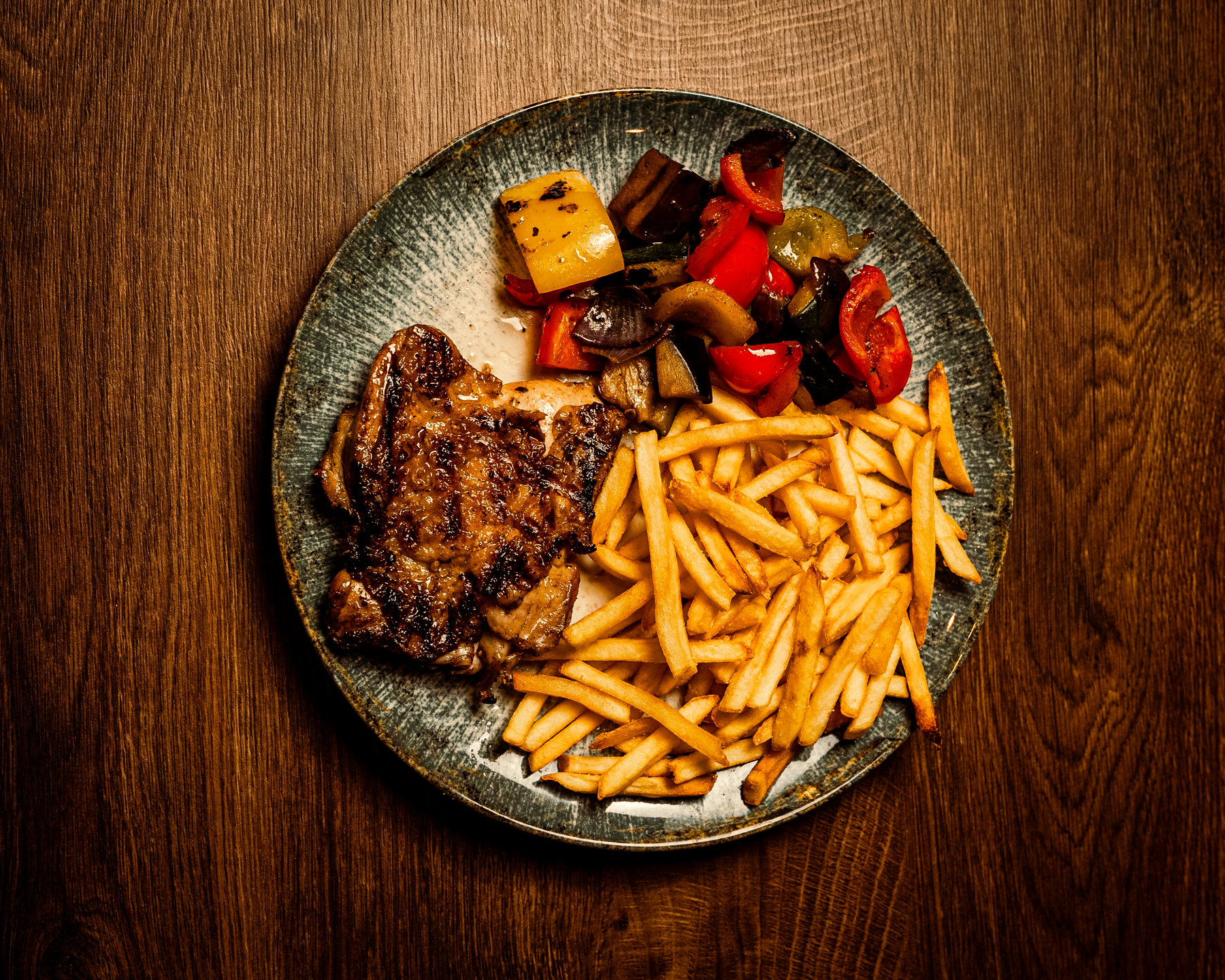 Grillgericht mit Pommes und Gemüse bei DARA’S HOUSE